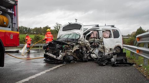 Los bomberos se ocuparon de limpiar la calzada en el tramo donde se produjo el suceso
