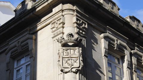 Detalle del escudo de la casa de la marquesa de Atalaya, �ngela Santamarina, Angelita Varela, en la calle Santo Domingo de Ourense.