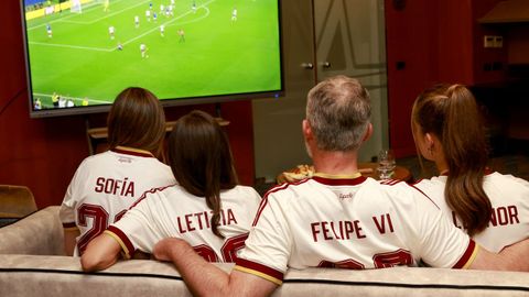 Los cuatro lucieron camisetas personalizadas con su nombre de la segunda equipaci�n de la selecci�n espa�ola, la ya famosa camiseta blanca