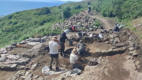 Excavación arqueológica en Castelo dos Mouros, isla de Ons