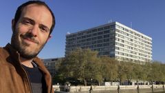 MIguel �ngel Fern�ndez, con el hospital al fondo