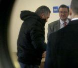 Seoane, en el juzgado tras ser detenido, con su abogado.