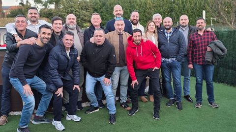 Los compaeros celebraron una comida en O Lagar de Manuela, en Cures. Carlos Rivas es el segundo por la zquierda (camisa blanca).