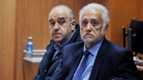 El lotero Manuel Reija (izquierda) y su hermano, Miguel, delegado de Loter�as, durante la primera sesi�n del juicio de la primitiva millonaria de A Coru�a