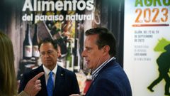 El consejero de Medio Rural y Pol�tica Agraria, Marcelino Marcos(d), durante su visita a la Feria Internacional de Muestras de Gij�n