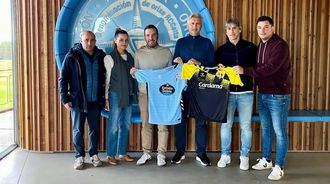 Miembros de Celta y Rpido, en la Cidade Deportiva Afouteza del Celta, tras formalizar el acuerdo.