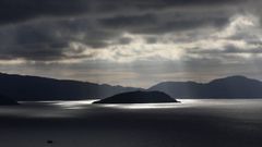 Atardecer con nubarrones sobre la Illa Coelleira