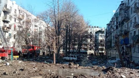 Una vista muestra un edificio de apartamentos daado por los bombardeos en la ciudad de Chuhuiv, en la regin de Kharkiv, Ucrania. Servicio de prensa del Servicio Estatal de Emergencias de Ucrania