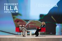 Salvador Illa y la ministra de Asuntos Econ�micos y Transformaci�n Digital, Nadia Calvi�o, este lunes en la sede del PSC en Barcelona durante un encuentro digital  