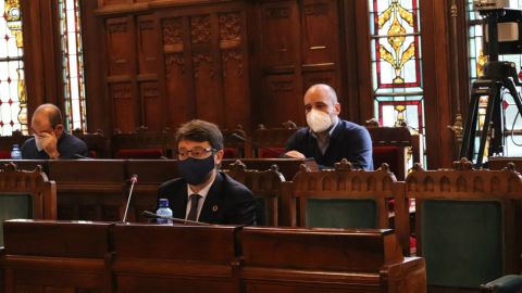 El consejero de Industria, Enrique Fern�ndez, en primer t�rmino, durante la comisi�n 