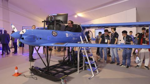 Un estudante probando o simulador de avioneta do CIFP As Mercedes