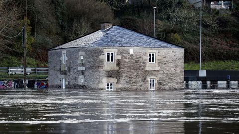 El Mi�o, desbordado a la altura de O Mu��o