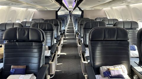 En el viaje desde Santiago, United Airlines utiliza el avi�n Boeing 737 MAX 8. Las primeras filas son para la clase Premium Plus, con un espacio generoso para los viajeros.