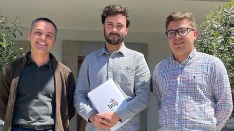 Alexandre Varela (en el centro) junto a los ediles del BNG José Portela y Manuel Diéguez