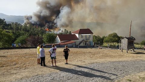 Incendio forestal en Meln, entre las aldeas de Quins y Vilaverde