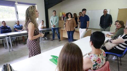 Martina Aneiros, en el centro, con los participantes en el taller de empleo. 