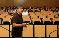 El arquitecto municipal de Carballo, Alfredo Garrote, en plena intervenci�n.
