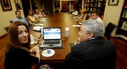 Sol V�zquez y Miguel Falc�n, con los comerciantes en la C�mara de Comercio de Vilagarc�a. 