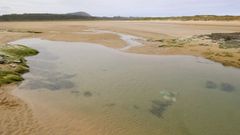 La laguna de A Frouxeira despu�s de retirar las piedras que se hab�an colocado como barrera artificial
