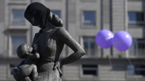 Una escultura aparece cubierta con una m�scara negra durante una concentraci�n por los derechos de las mujeres en Oviedo