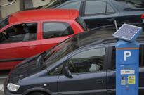 Varios coches aparcados en la zona ORA de la ciudad junto a uno de los parqumetros. 