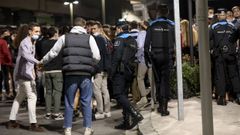 Agentes de la Polic�a Local de Santiago durante uno de los dispositivos de control de la movida nocturna