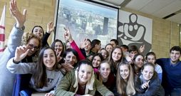 Los estudiantes que participaron en el plan Obxectivo: Igualdade, ayer, con las dos profesoras que los acompa�aron a Nueva York. 