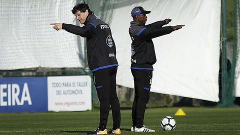 Seedorf junto a su ayudante, Angelo Castelazzi