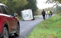 Una furgoneta de reparto volc� en una carretera de Sober