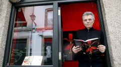 Pablo Carre�o es el director creativo de Flor de Santiago y la cara visible en la tienda de la Praza de Abastos. Cuenta que conoci� a Ruth Varela, con la que comparte este proyecto, en una exposici�n de la que ella era comisaria. Ambos se embarcaron en la recuperaci�n de la especie procedente de M�xico, que en la cristianizaci�n se relacion� con la cruz de la Orden de Santiago, y es ya un s�mbolo m�s de la capital gallega. 