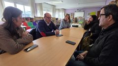 El director territorial de Educaci�n, C�sar P�rez, con la direcci�n y la ANPA del colegio A Xunqueira 1 de Pontevedra, este viernes