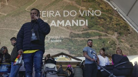 Ambiente en la carpa central de la Feira do Vi�o de Amandi este domingo por la ma�ana