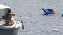Una embarcaci�n hundida durante la procesi�n mar�tima de Cedeira. 