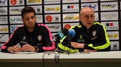 El portero Marcos Vara y el t�cnico Santi Valladares, ayer en Sar