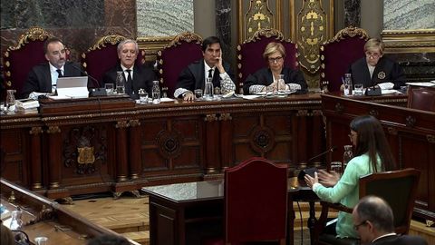 Marchena, primero por la izquierda, escucha el testimonio de la abogada Silvia Carmona, citada por la defensa