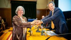 La Dra. Dulce Solar recibe el Premio SEN de manos del Dr. Jesús Porta-Etessam, Presidente de la SEN