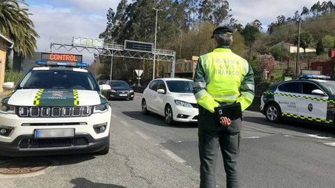 En una imagen de archivo, un control de la Guardia Civil