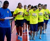 Marcio Santos, revisando sus notas durante un entrenamiento.