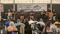 El grupo folk Vai Rañala Meu! puso broche final a las actuaciones en las jornadas Ventos de Bacallau.