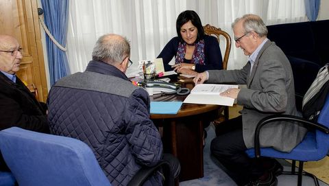 Reuni�n celebrada ayer en el Concello de Cee.