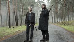 Melissa McBride (Carol) y Norman Reedus (Daryl), en The Walking Dead: Daryl Dixon.