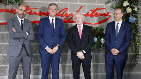 De izquierda a derecha, Rubén Santamarta, director de La Voz de Galicia; Alfonso Rueda, presidente de la Xunta de Galicia; Lois Blanco, presidente de La Voz de Galicia y de la Fundación Santiago Rey Fernández-Latorre; y Xosé Luis Vilela, director de la Fundación Santiago Rey Fernández-Latorre