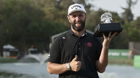 Jon Rahm, con el trofeo de ganador en M�xico del LIV Golf
