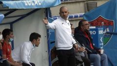 Luis Carro, dirigiendo al equipo en Barra�a.