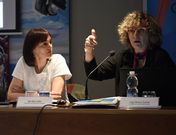 La edila carballesa de Educaci�n, Mar Eir�s, y su hom�loga viguesa, Olga Alonso, durante la sesi�n de ayer