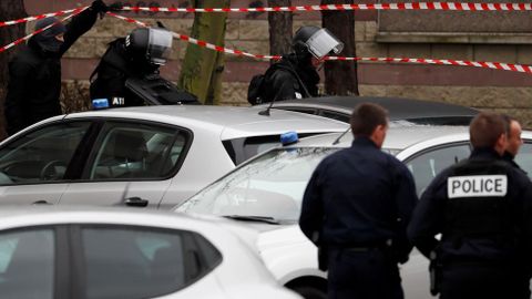 Registros cerca de la casa del hombre abatido en el aeropuerto de Orly tras arrebatar un arma a un agente