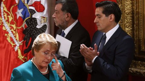 La presidenta Michelle Bachelet pasa junto al ex ministro del Interior Rodrigo Pealillo (dcha.) y el subsecretario de Relaciones, Mahmoud Aleuy (centro)