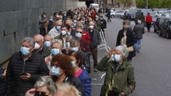 Colas en el exterior para acceder al recinto ferial de Pontevedra. Estaban citadas 4.000 personas de 70 a 79 a�os para recibir la segunda dosis de Pfizer
