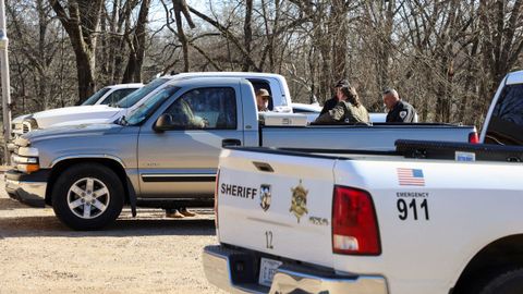 Un veh�culo de la oficina del Sheriff en el lugar de los hechos.