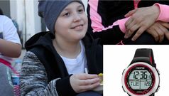 Una imagen de archivo de Noel, fallecido esta semana, junto al modelo de su reloj, que la familia reclama por ser un recuerdo de incalculable valor